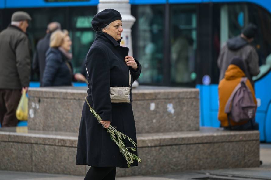 Zagreb: Veliki broj građana proslavilo je blagdan Cvjetnice posvetom maslinovih grančica