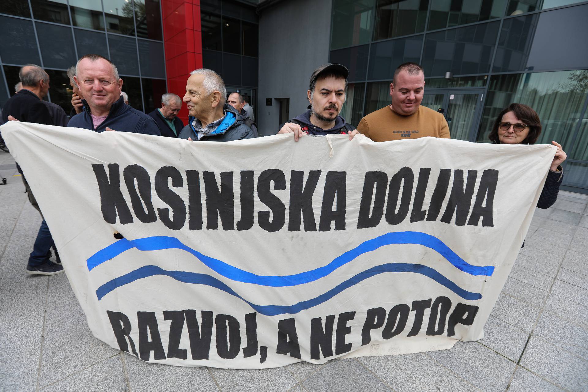 Zagreb: Prosvjedna akcija Kosinjana protiv hidroelektrane Kosinj