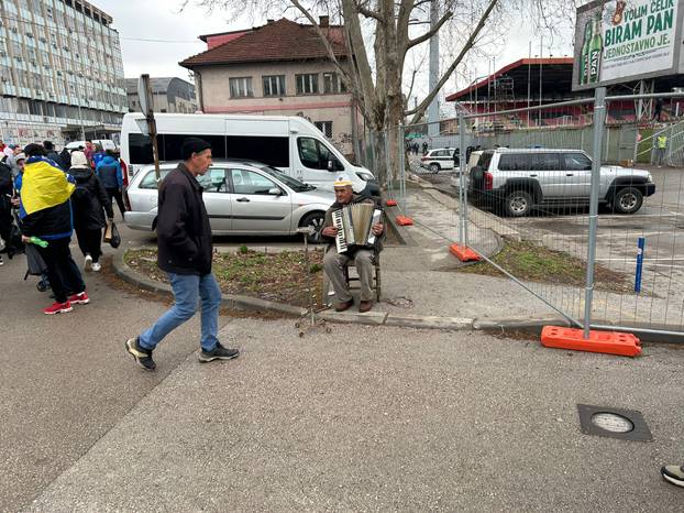 VIDEO 24SATA U ZENICI Dresove, zastave nude ispod cijene, stigla i Dubioza: 'Take me to America'