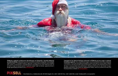 Toliko je vruće da se i Djed Mraz morao baciti u more