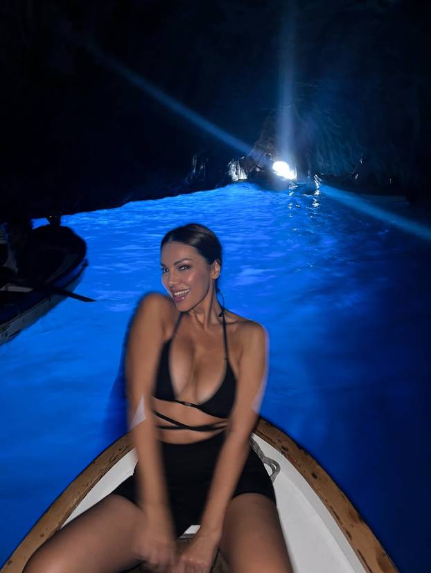FOTO Mokra u minijaturnom bikiniju: Žanamari se ispružila na jahti pa mamila poglede