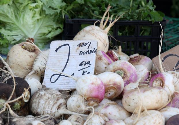 Šibenik: Ponuda vo?a i povr?a na tržnici