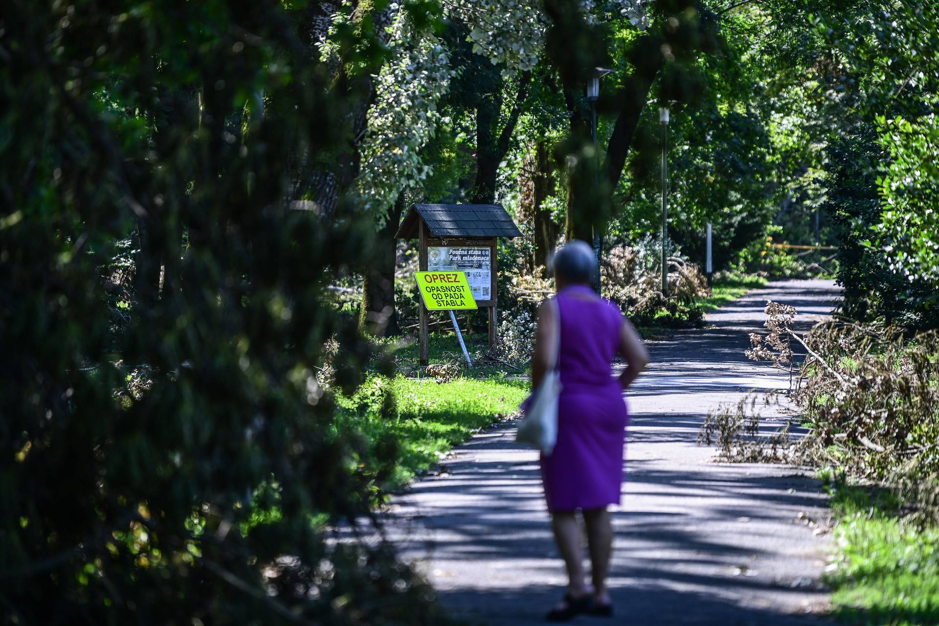 Olujno nevrijeme uništilo Park mladenaca u Zagrebu, srušena stabla još nisu uklonjena