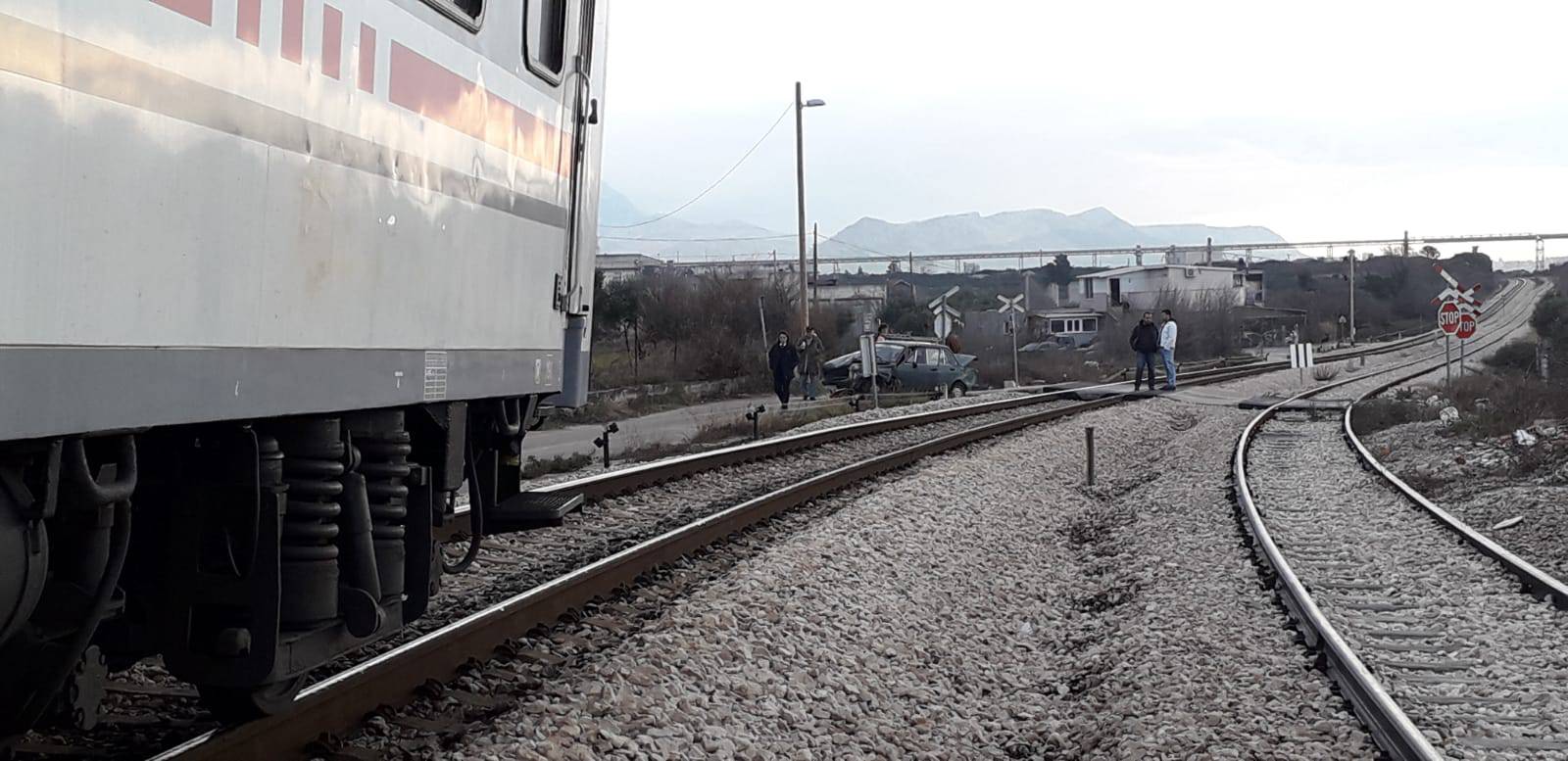 Vozač prošao bez ozljeda, vlak smrskao auto u Kaštel Sućurcu