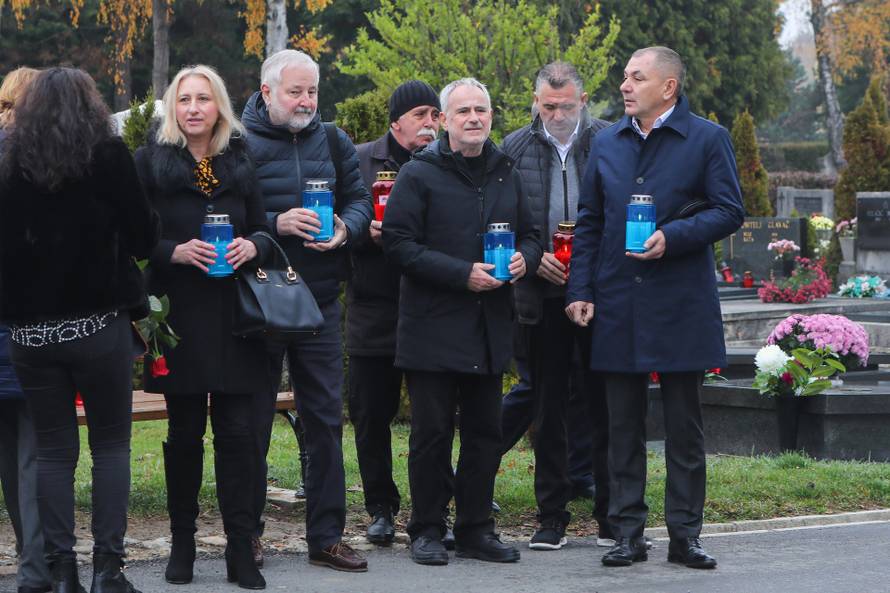 Povodom Bandićevog rođendana suradnici zapalili svijeće na njegov grob