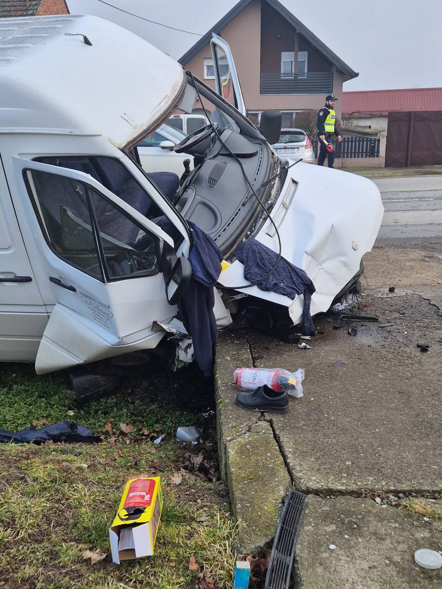 FOTO Dvoje ozlijeđenih kod Brodskog Stupnika: 'Jurio je, razbio aute i završio u kanalu'