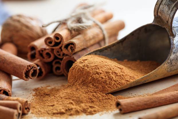 Cinnamon,Sticks,And,Powder,On,A,Wooden,Table.,Closeup,View