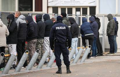 Policija presrela kombi: Izveli muškarce i postrojili ih na ulici