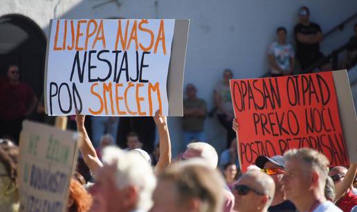 FOTO Stotine gra&dstrok;ana u Ra&scaron;i na prosvjedu protiv otpada: 'Lijepa Na&scaron;a nestaje pod sme&cacute;em!'