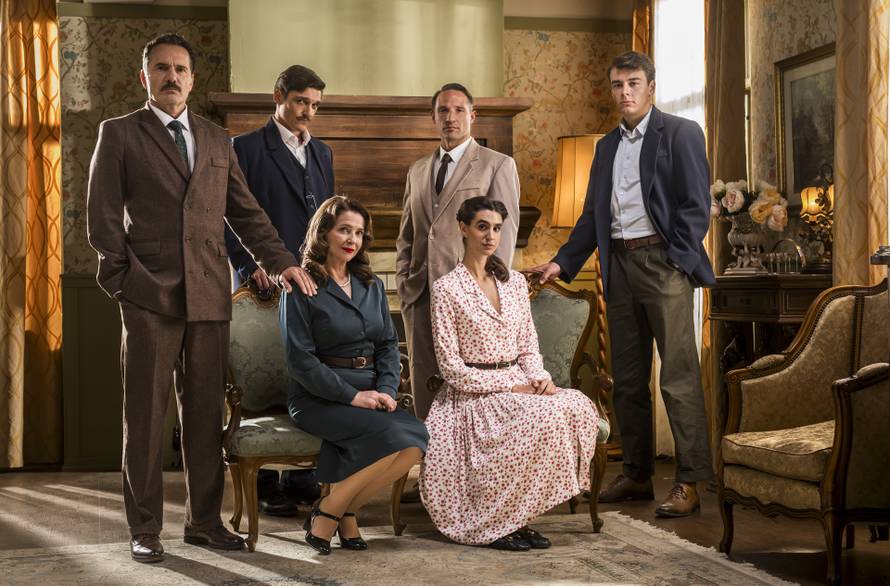 Zagreb, 07.10.2025 - Glumci RTL serije Divlje pcele poziraju na setu u studiju Jadran filma