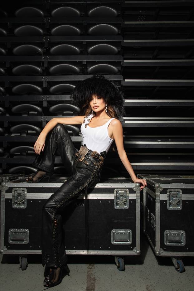 FOTO U prozirnoj mini haljini Seve pozirala pored pisoara i svima poručila: Nije krivi WC