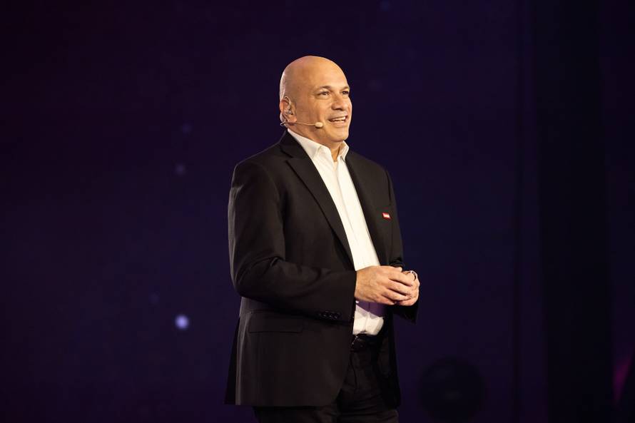 Ovaj laptop ima ekran koji se savija i može vas pratiti po sobi