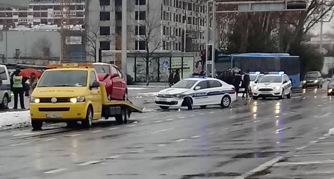 Udario je u policijski auto s upaljenim sirenama i rotirkama