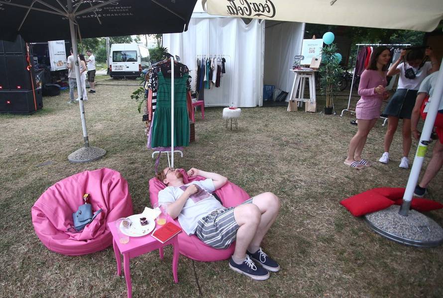 Pratio se cooking show i guštalo se u hrani, a kasnije su mnogi zapjevali uz hitove Detoura