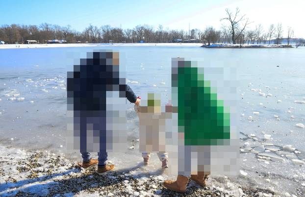 FOTO Kae s glavom: 'Hodali su zaleđenim Jarunom. Policija je bila i potjerala djecu i roditelje'