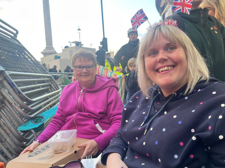 24sata iz Londona: Djevojčica je spavala na ulici da vidi kralja: 'Nije mi teško, pa krunidba je!'