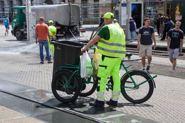 Zagreb: Radnici Čistoće čiste trg nakon slavlja maturanata