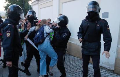Rusi bijesni na policiju: Snimili su ih dok su tukli prosvjednicu