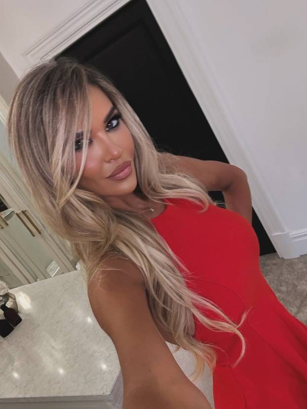 FOTO Slavna dama obuzdavala je dekolte, ali popustio je: 'Nitko je nije gledao u oči...'