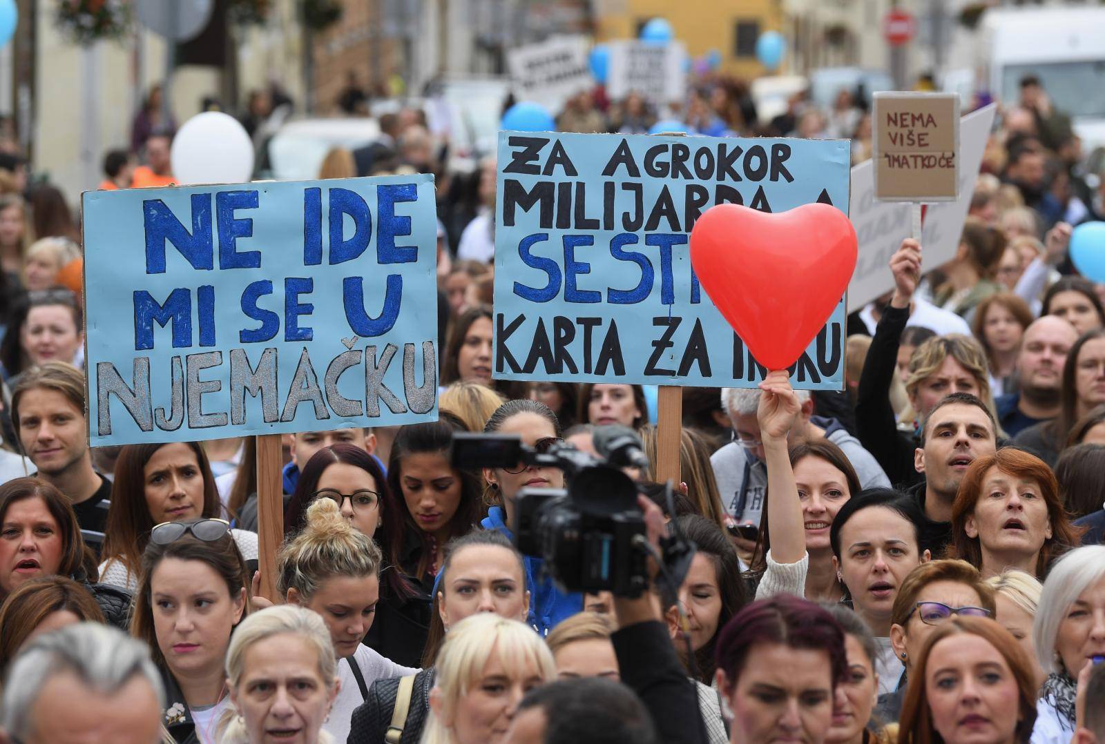 Zagreb: Nekoliko tisuÄa medicinskih sestara krenulo prema Trgu svetog Marka