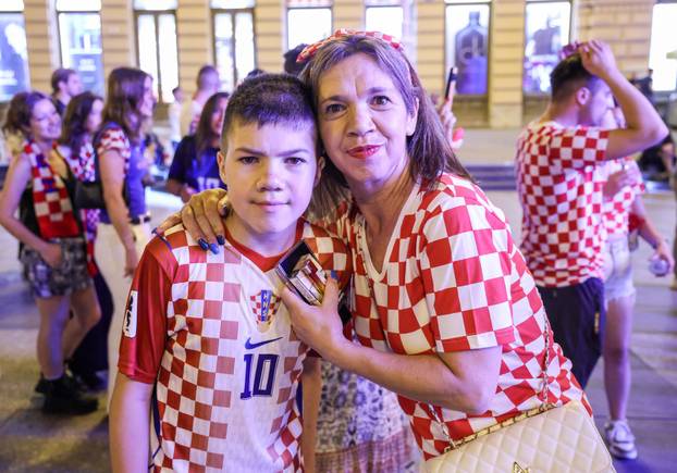 Zagreb: Navijači prate utakmicu na Trgu bana Jelačića
