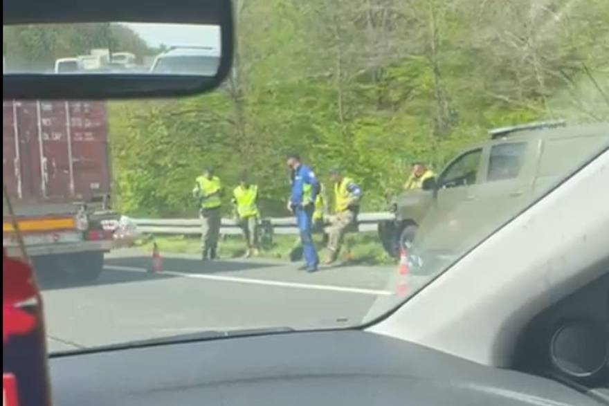 Ozlijeđen vozač u sudaru na A1 kraj Zagreba, kolona je dugačka osam kilometara