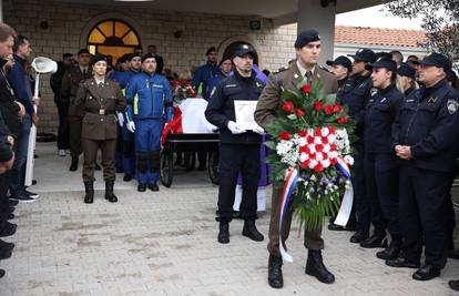 Posljednji ispraćaj 'Dugopoljca': Brojni građani stigli na groblje oprostiti se od policajca Perišića