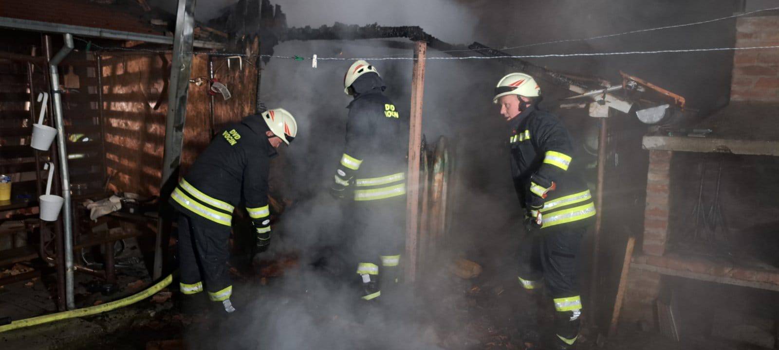 Voćin: Užareni otpad zapalio je kantu, drvarnicu pa ulovio kuću