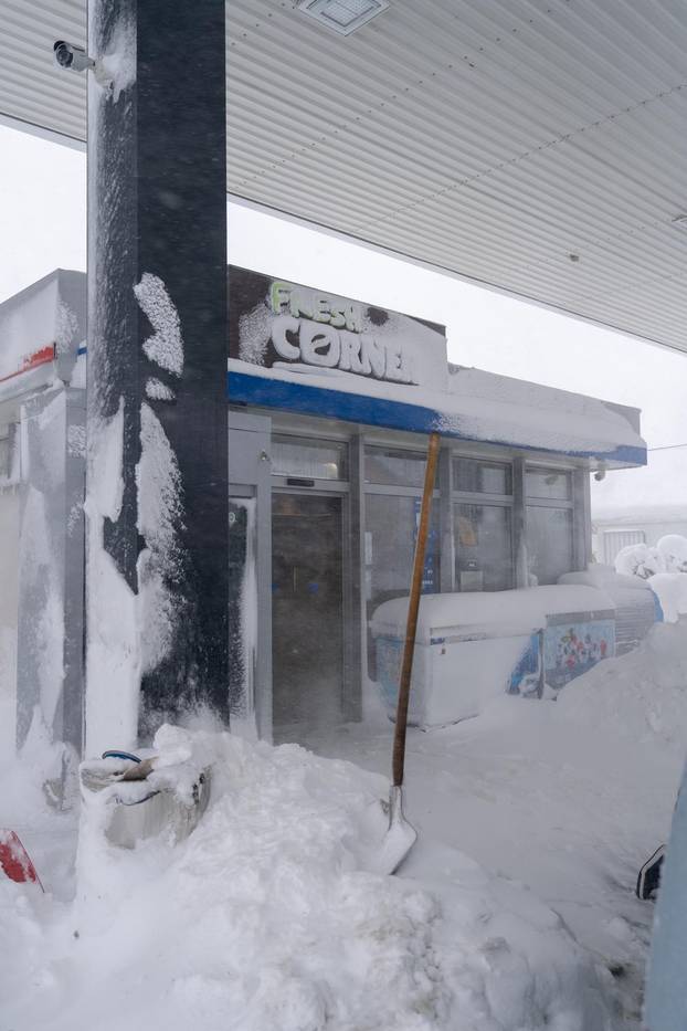 Korenica: Jako snježno nevrijeme stvorilo velike probleme u prometu