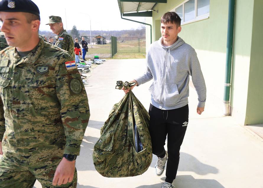 Ministar Anušić i general Kundid na prvom danu TVO-a na Slunju