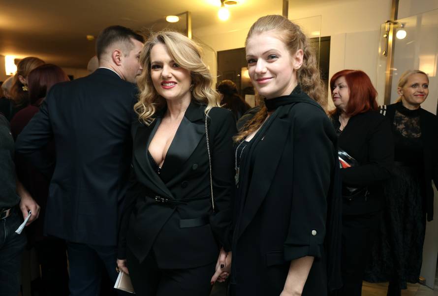 Zagreb: Izazovni dekolte Danijele Pintari? na premijeri predstave