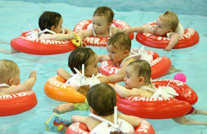 Bebe u vodi: Plivati će najlakše naučiti djeca u 1. godini života