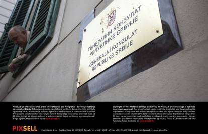Razbili prozor i oštetili ploču na ćirilici na konzulatu Srbije
