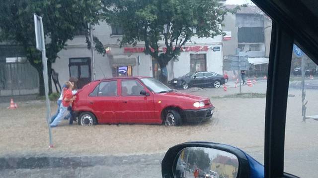 Zakazala odvodnja: Za vožnju Zlatarom trebao im je čamac