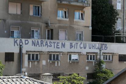 Novi grafit na zgradi u Rijeci: 'Kad narastem bit ću uhljeb'
