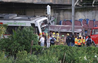 U sudaru vlakova kod Barcelone poginuo vozač, 80 ozlijeđenih