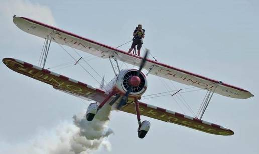 Dječak (8)  šetao po krilima  aviona 305 m nad zemljom