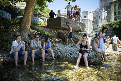 FOTO Brojni turisti rashladili se u Neretvi. U Mostaru i do 42°C