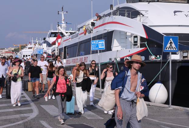 Split: Velik broj putnika odlazi katamaranima na otoke