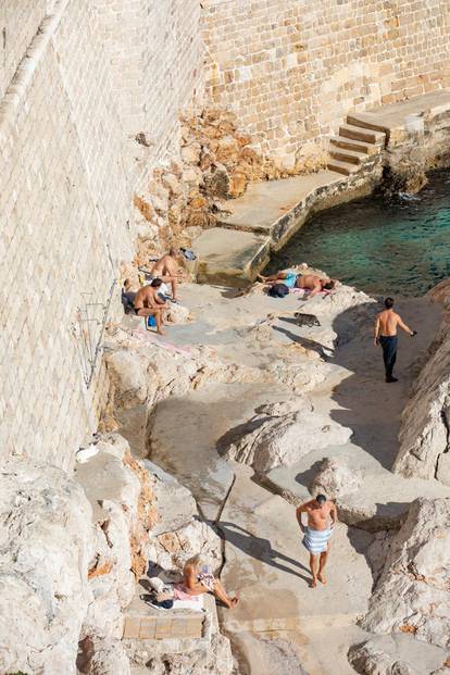 U Dubrovniku nema zime - neki uživaju na plaži u 'kupaćima'