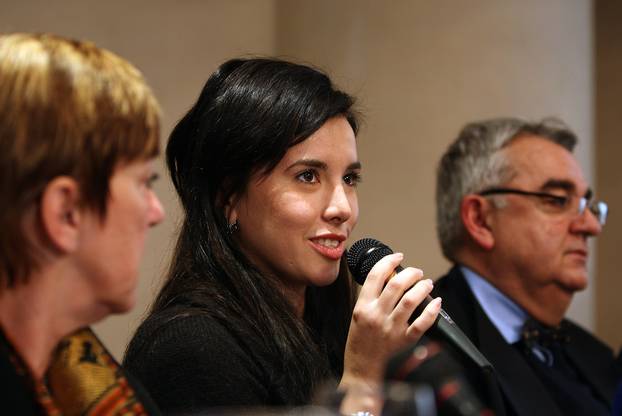 Zagreb: Nives Celzijus na konferenciji za medije zbog književne nagrade "Kiklop" koja joj nije dodiljena - 2008.