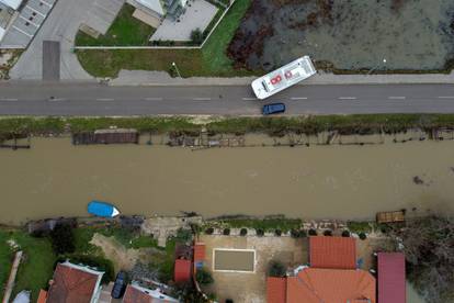 Nin: Pogled iz zraka na poplavljeno područje gdje je voda na cestu izbacila brod