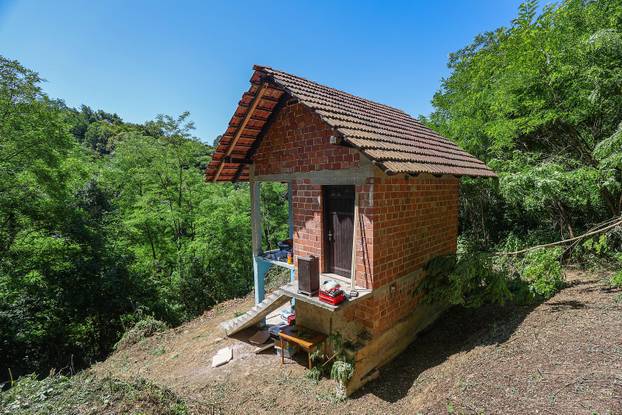 Američki influenser Justus Reid kupio kuću u Hrvatskoj za 5.000 eura, snimke uređenja postale su viralni hit