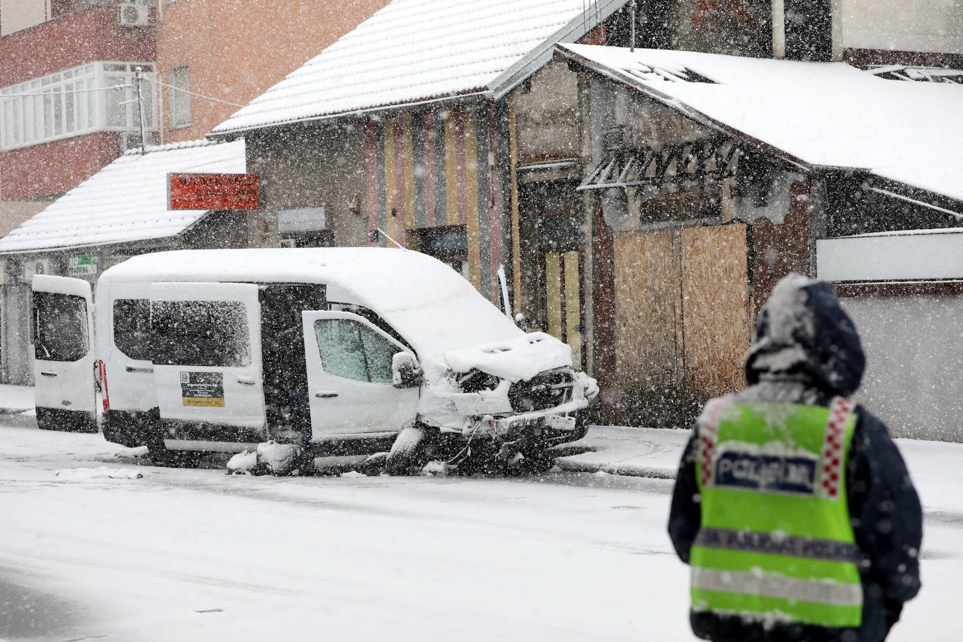 Kombijem s migrantima bježao po Zagrebu, zabio se u policijsku blokadu