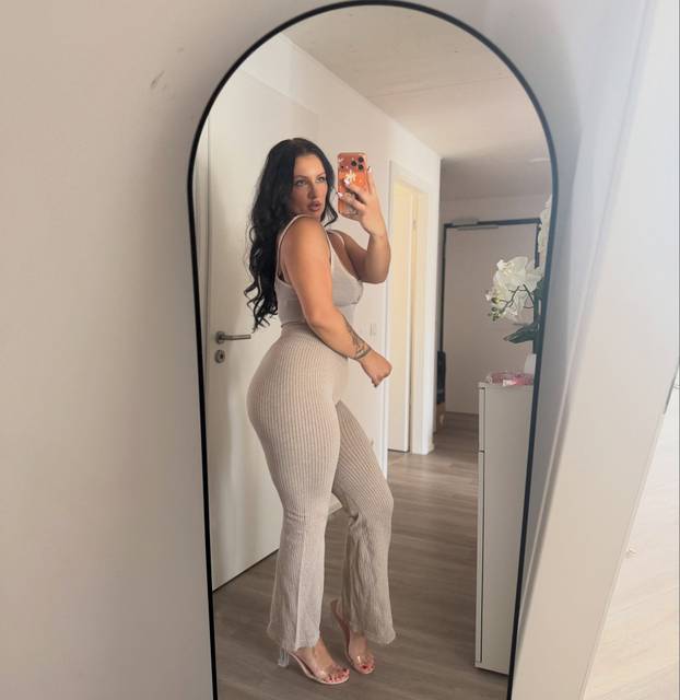 FOTO Fatalna mama Vanesa radi burek i usisava stan u štiklama