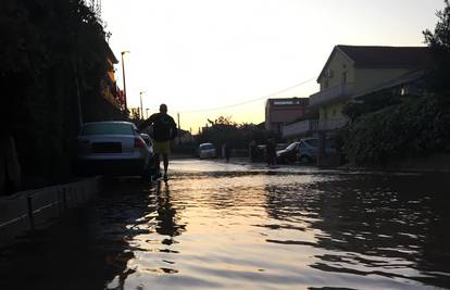 Pukla cijev i izazvala poplavu: Ljudi spašavali podrume i aute