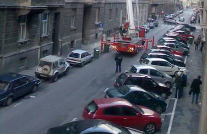 Komadi fasade padali po autima u središtu Zagreba