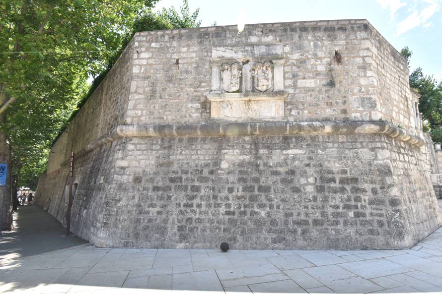 Zadar: Mladić (21) je pao s bedema, preminuo je u bolnici