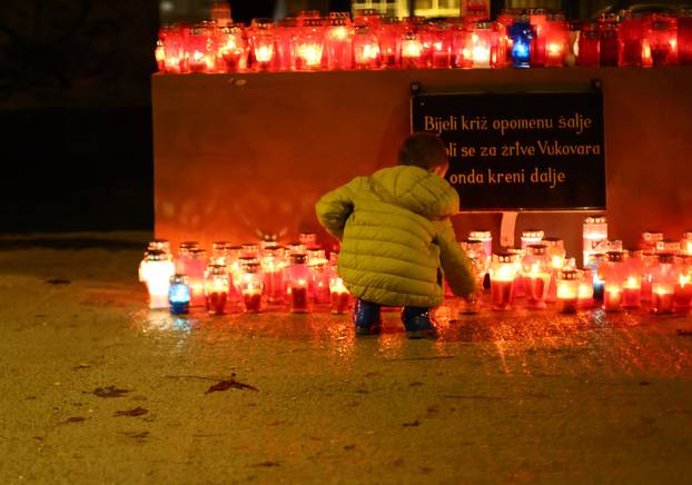 Mostar: Stanovnici zapalili svijeće i pomolili se za žrtve Vukovara i Škabrnje