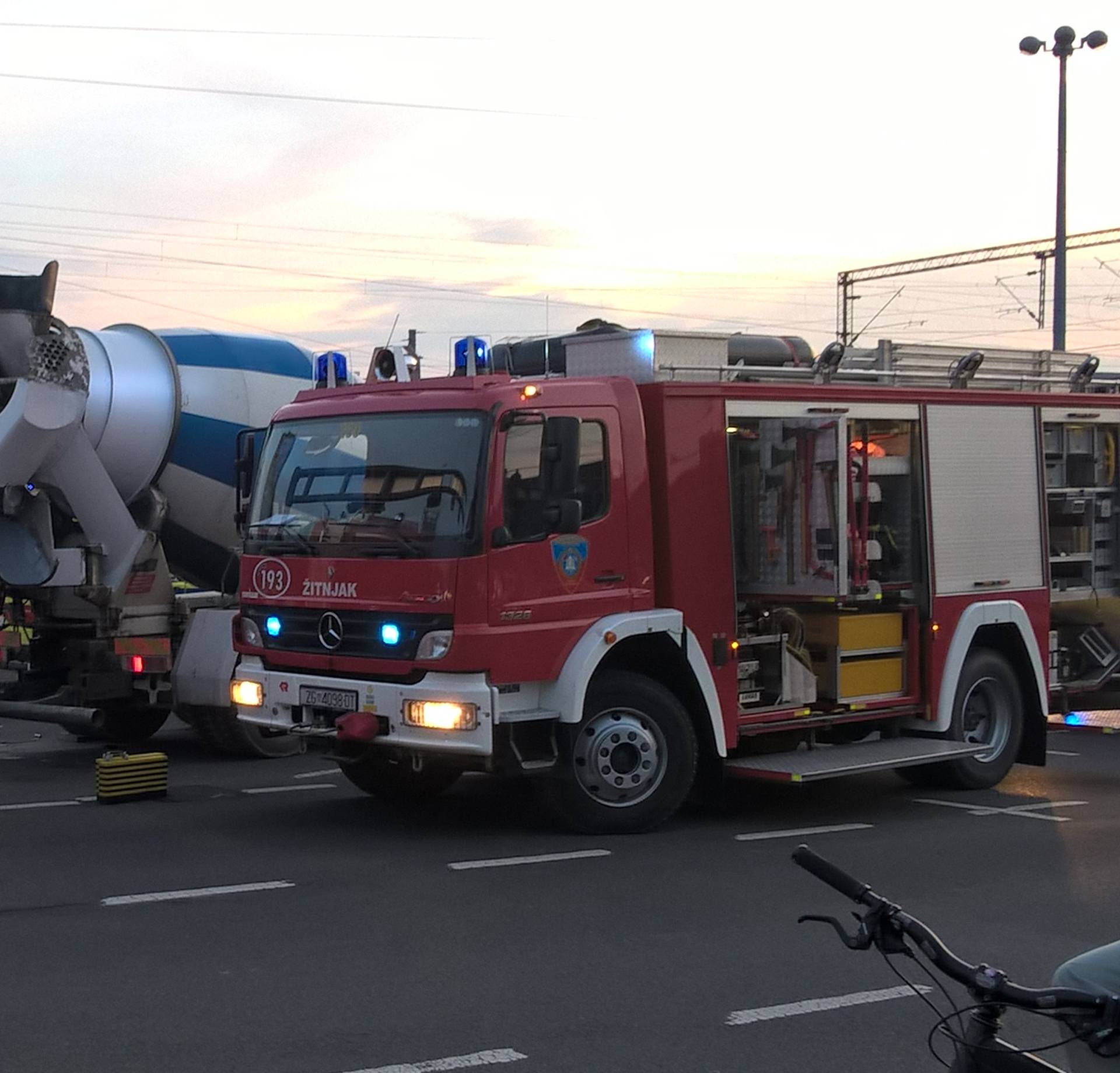 Horor u Zagrebu: Mopedist je završio pod kotačima kamiona